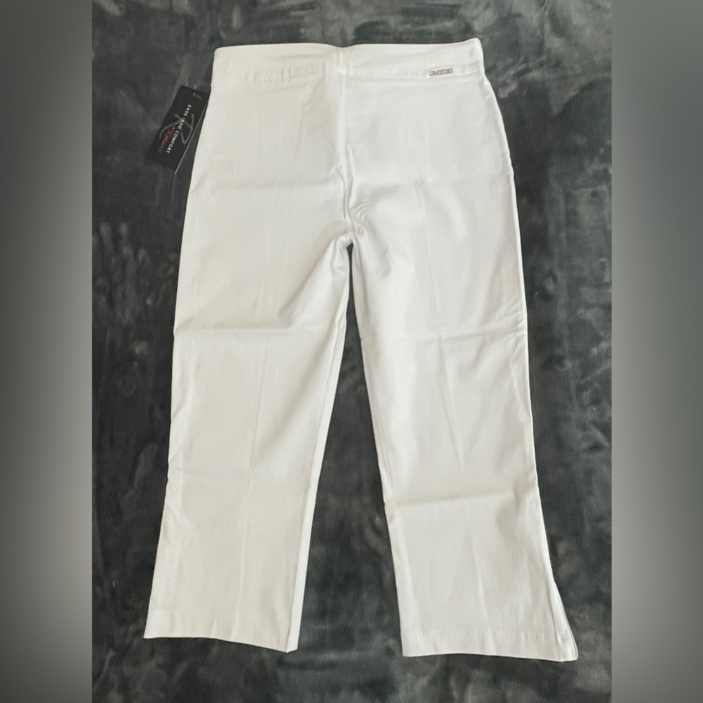 Rekucci white designer capri jeans
With zipper detail at ankle - Picture 4 of 9